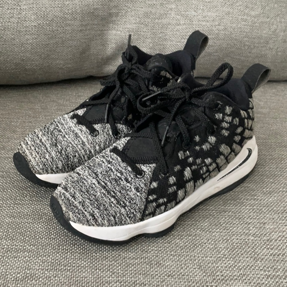 Boys Nike Lebron 17 - Size 2.5